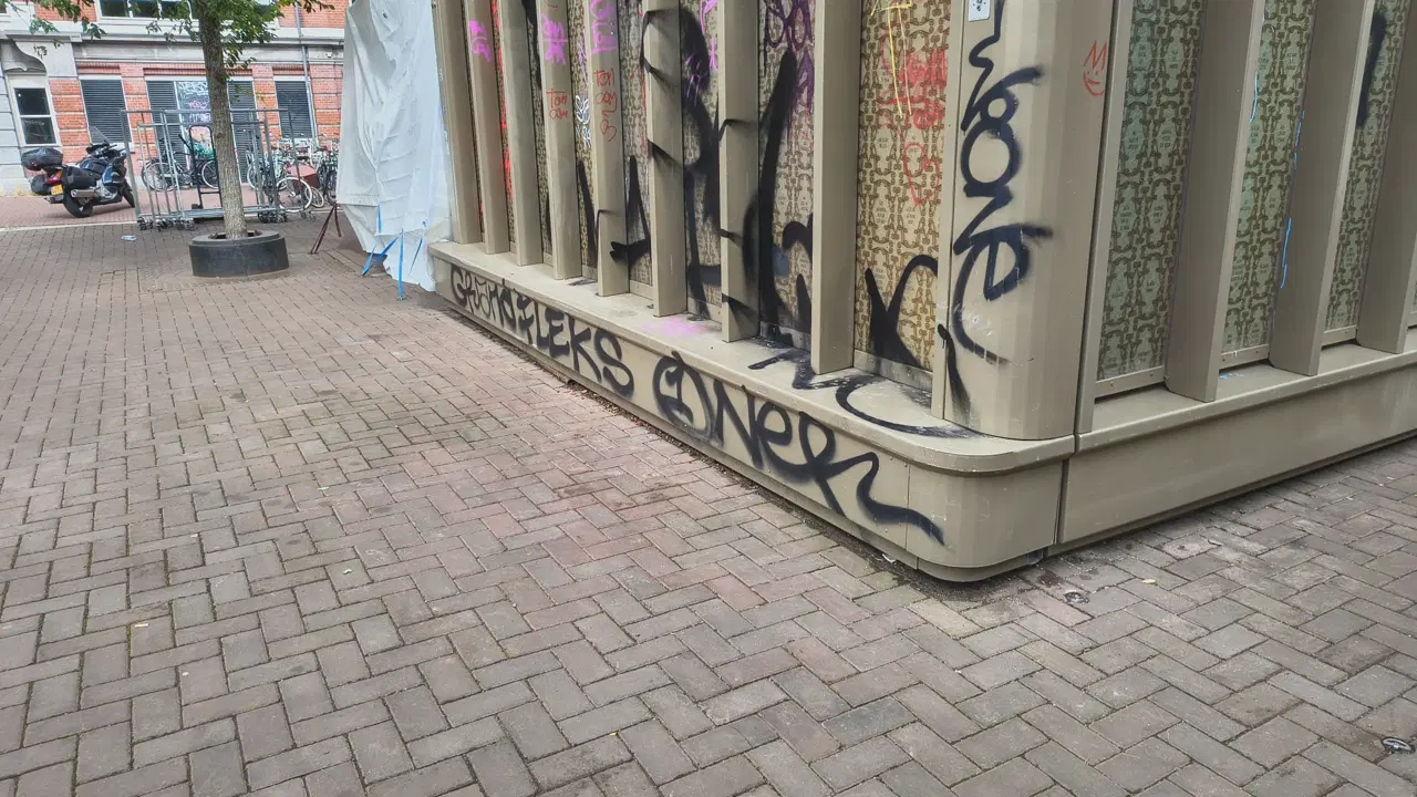 Bench — photo 1