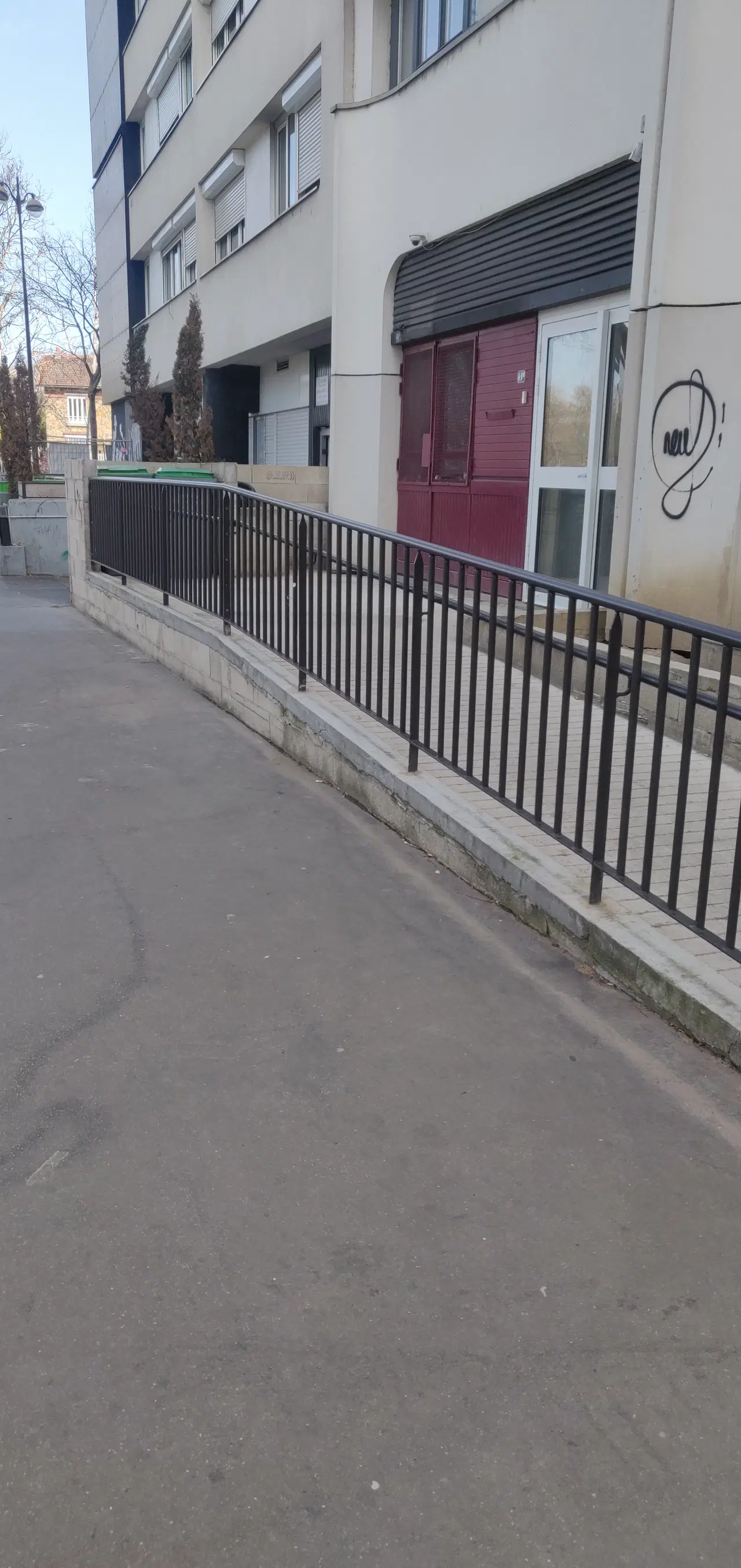 High rail/barrier — photo 1