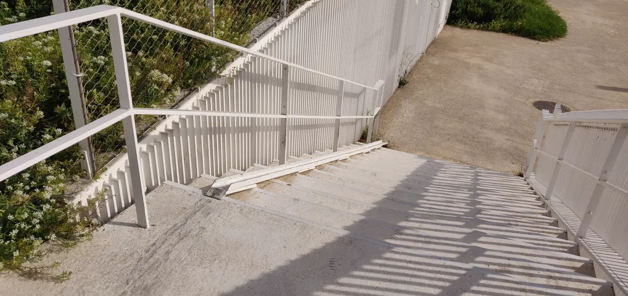 White rails — photo 1