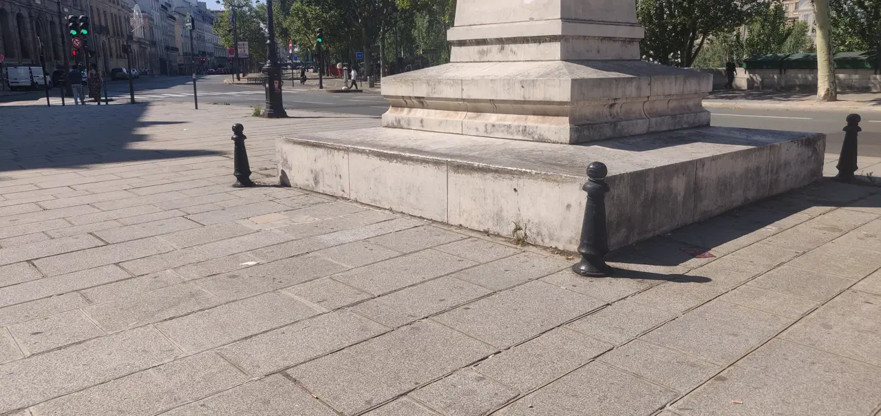 Curb Place Mahmoud Darwich — photo 1