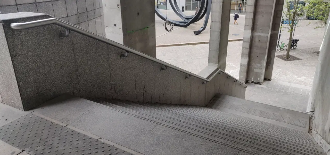 Big covered kink rail La Défense — photo 1