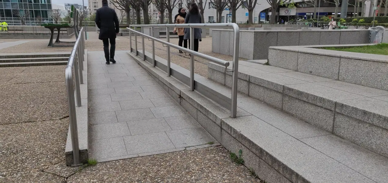 Rail Esplanade de La Défense — photo 1