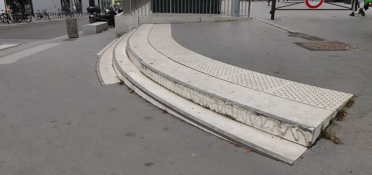 Little curbs - Françoise Dorin — photo 1