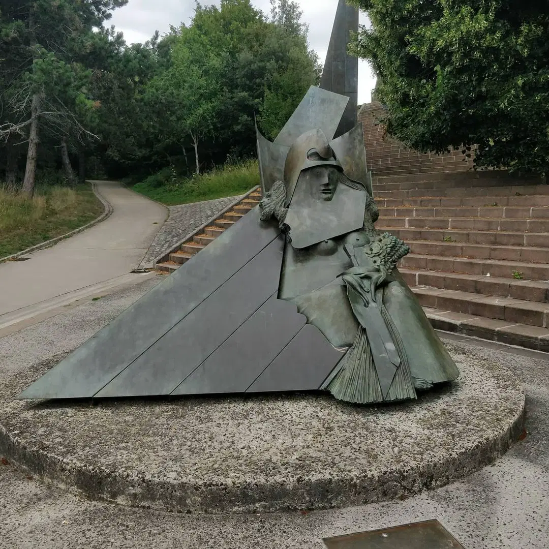 Statue pyramidale — photo 1