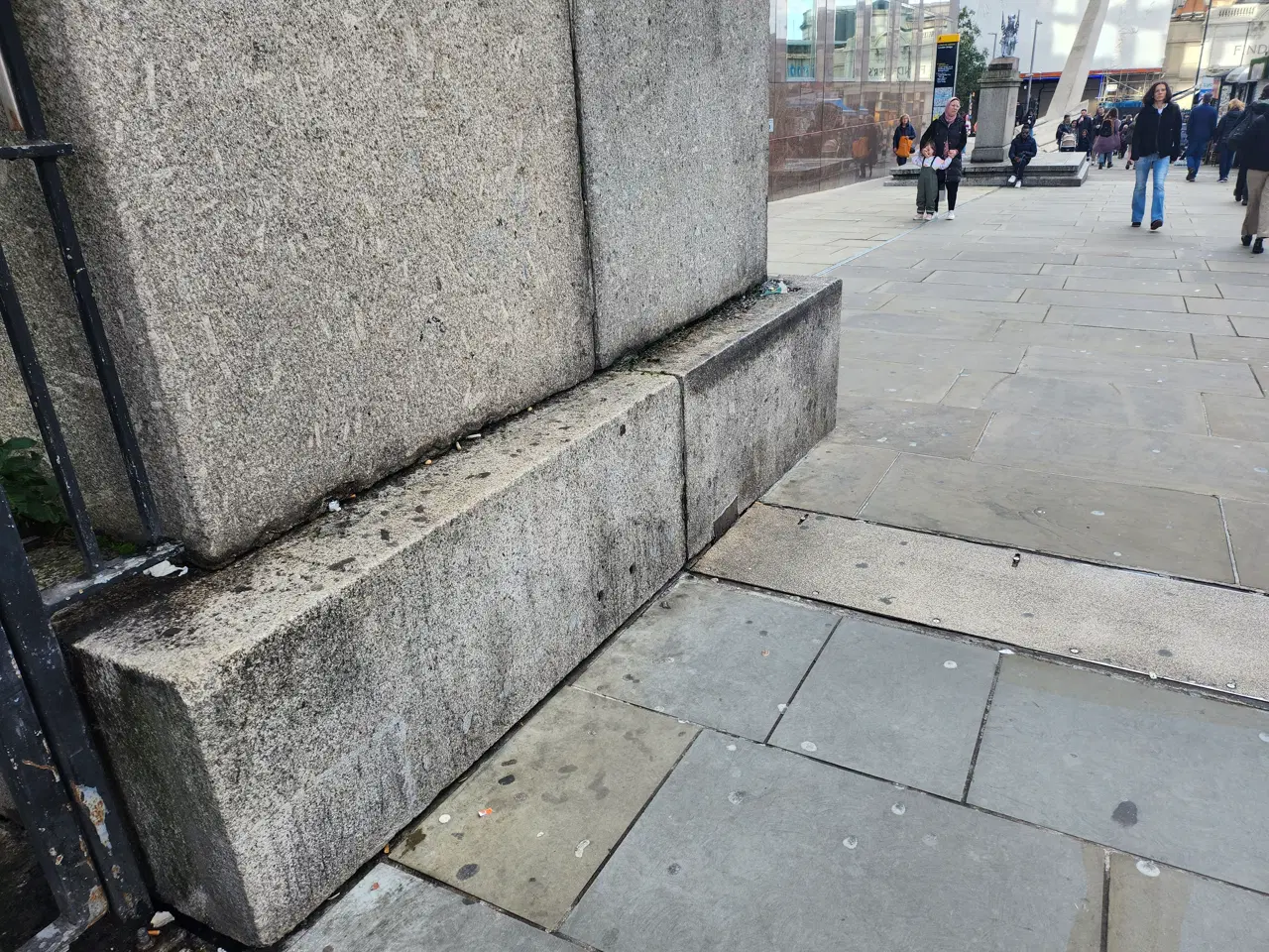 Little curb London Bridge — photo 1