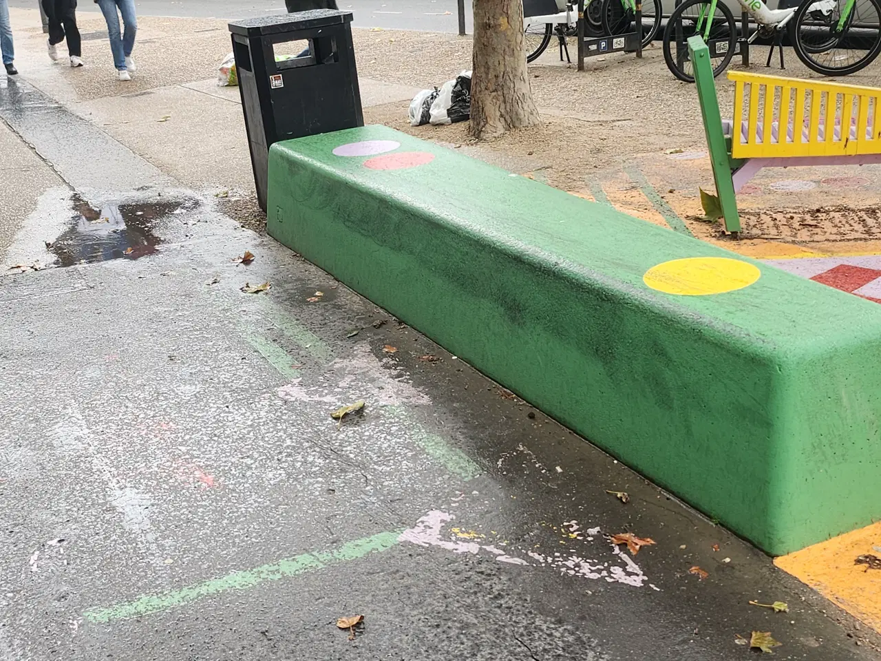 Color curbs southwark London — photo 1
