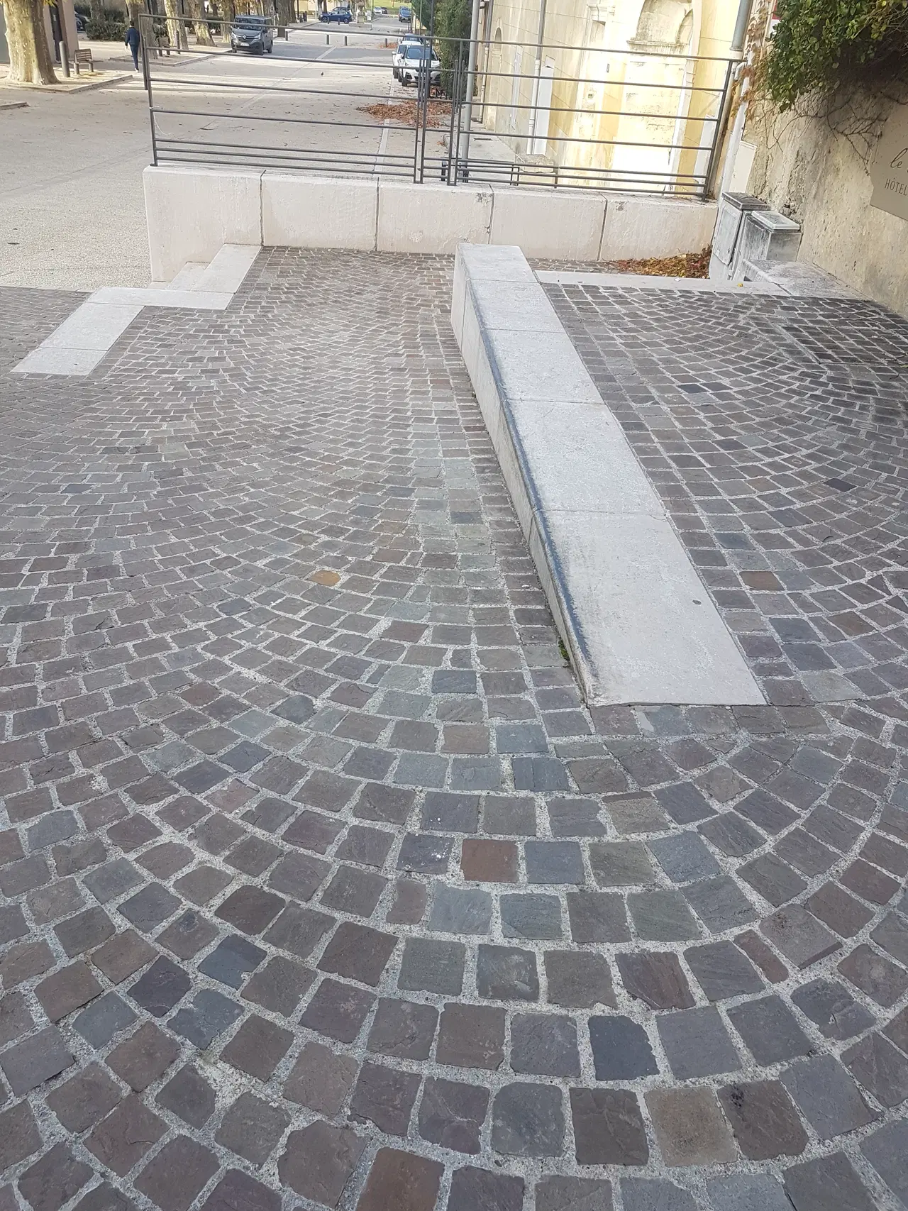 curbs in Grignan — photo 1