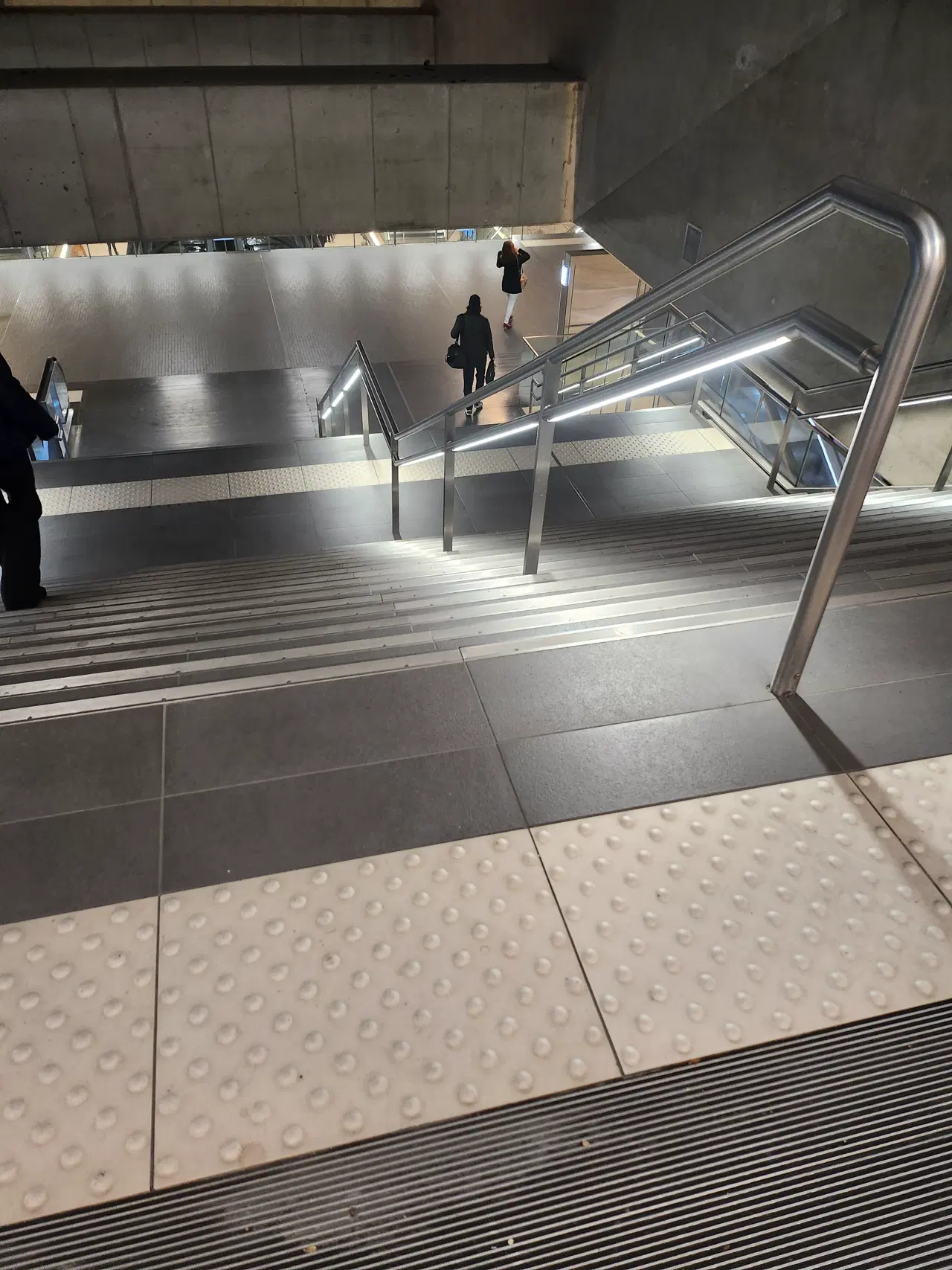 Handrail underground — photo 1