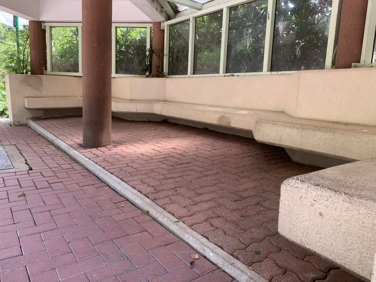 HKU Li Ka Shing bus stop ledge — photo 1