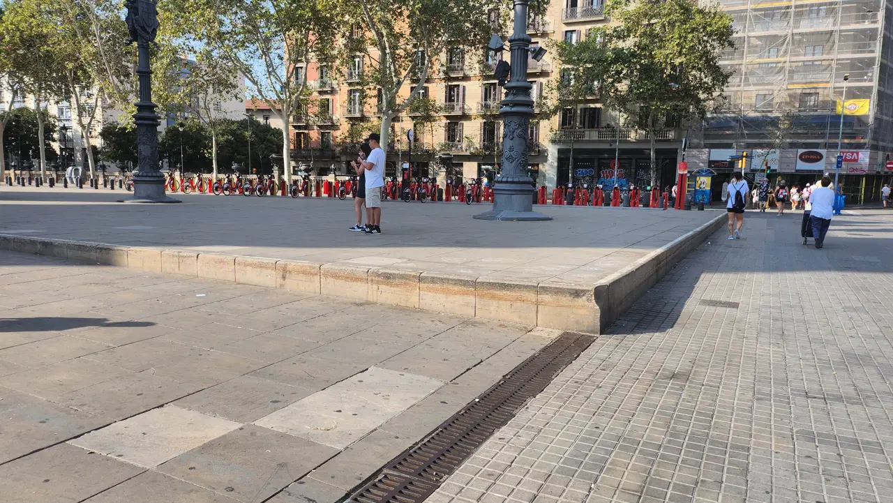 Low curb arc de Triomf — photo 1