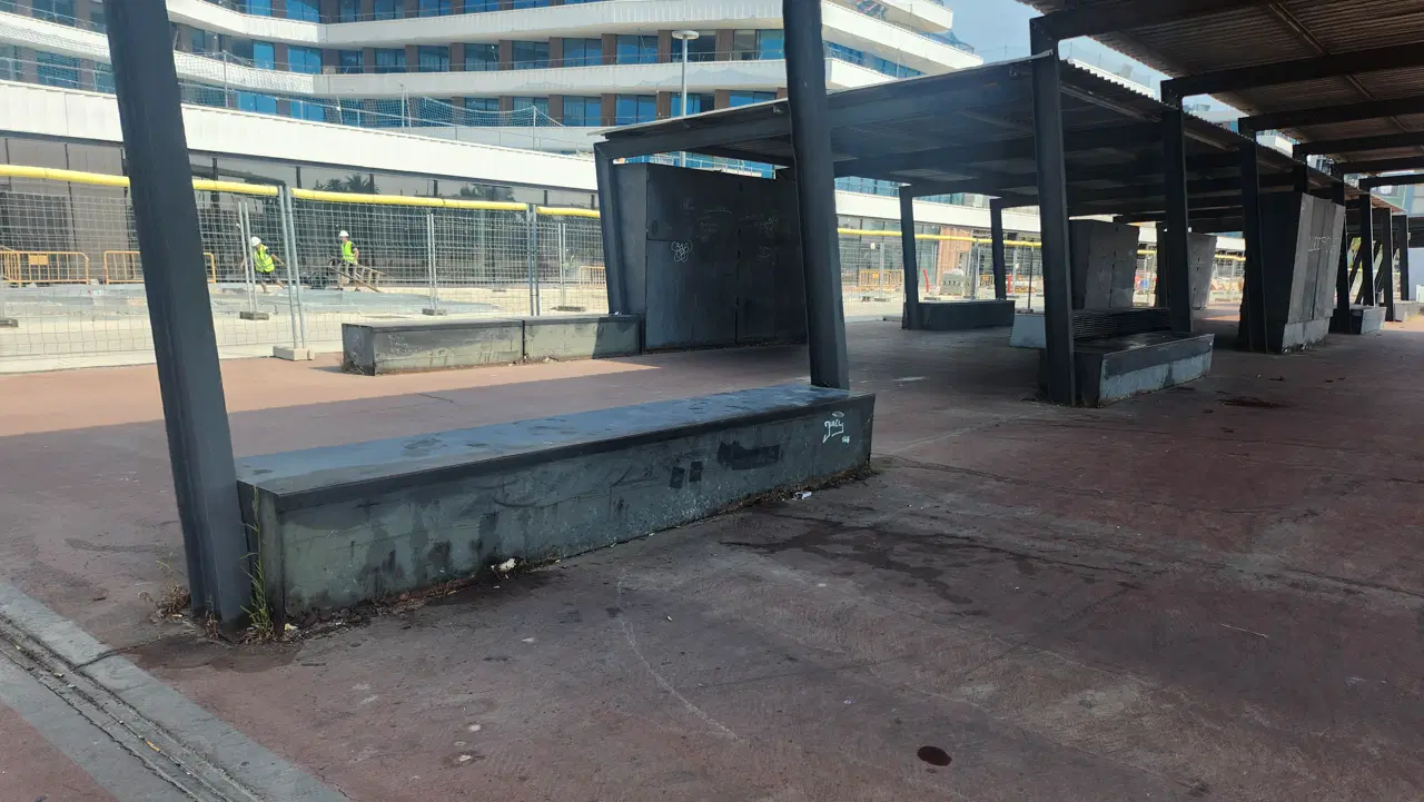 Curbs everywhere — photo 1