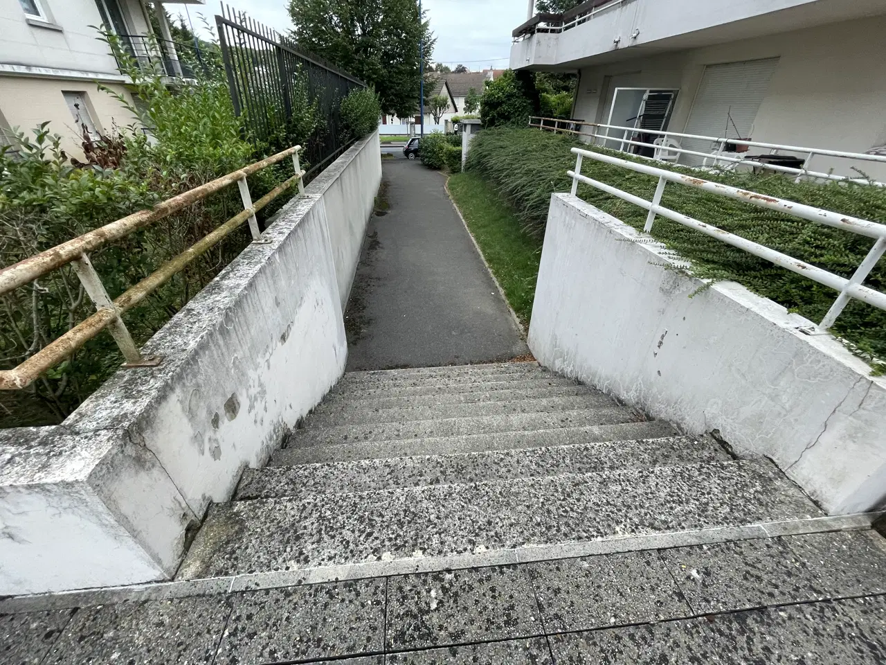 Marche de la residence — photo 1