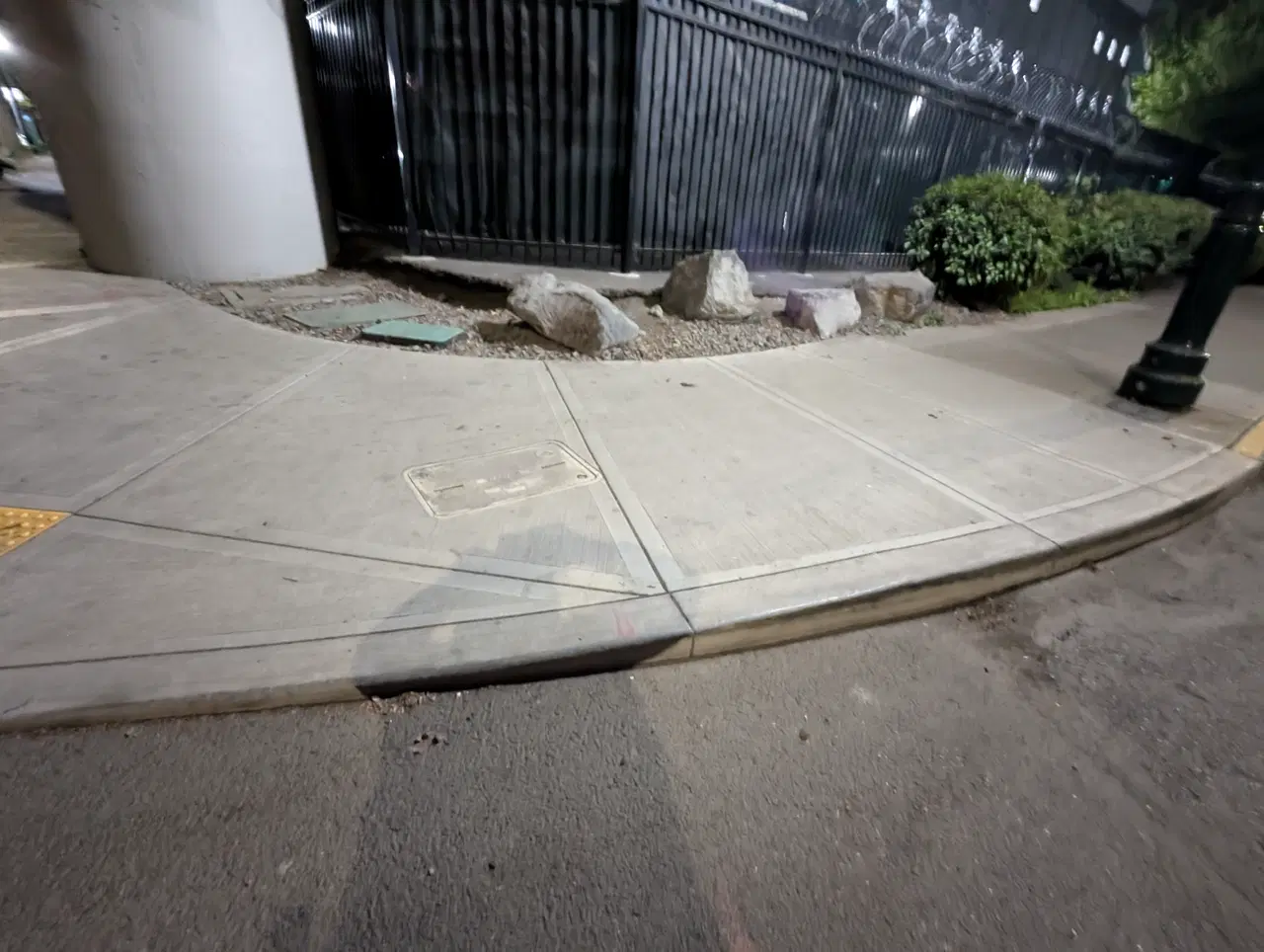 Corner curb — photo 1