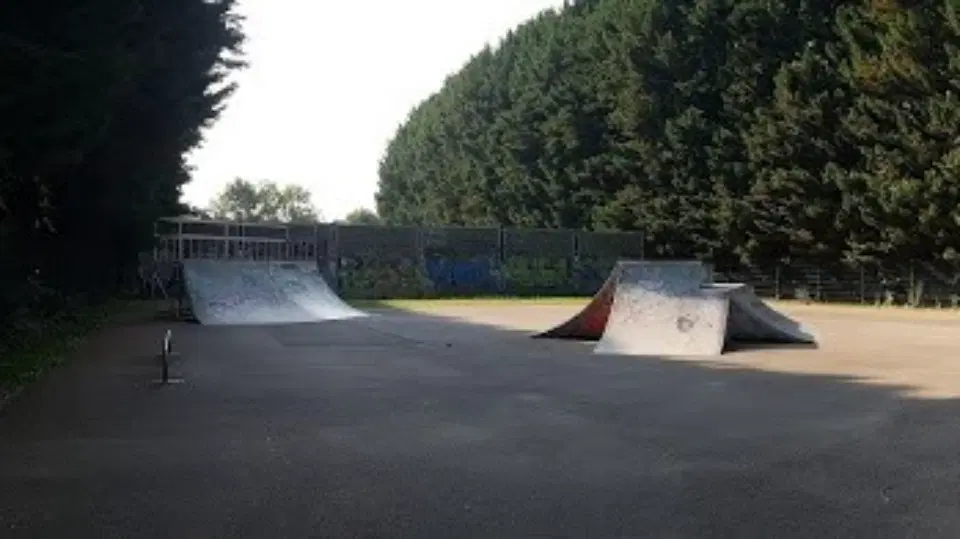 Vulaines-sur-Seine skatepark — photo 1