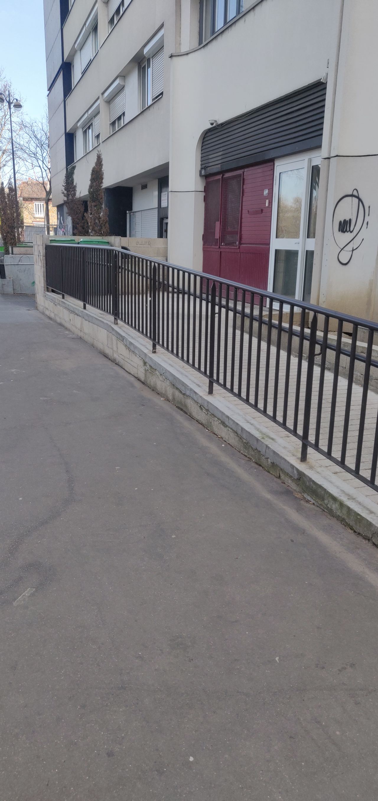 High rail/barrier — photo 1