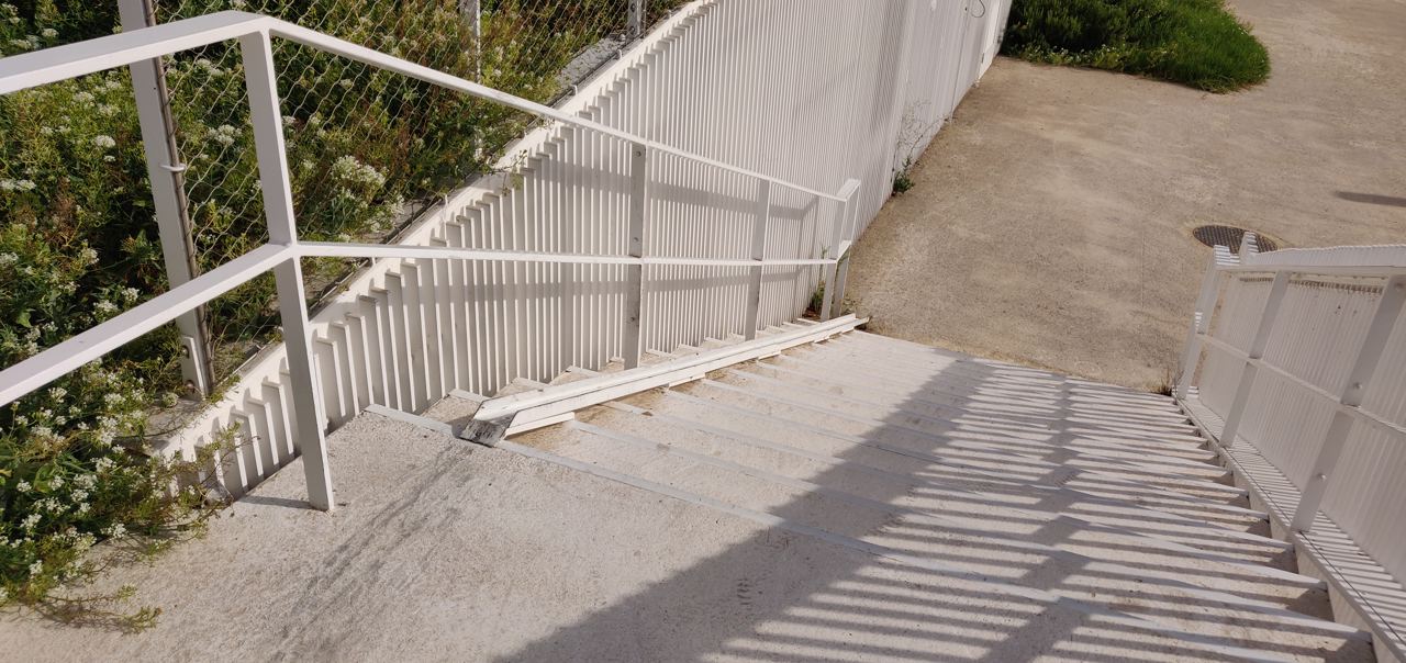 White rails — photo 1