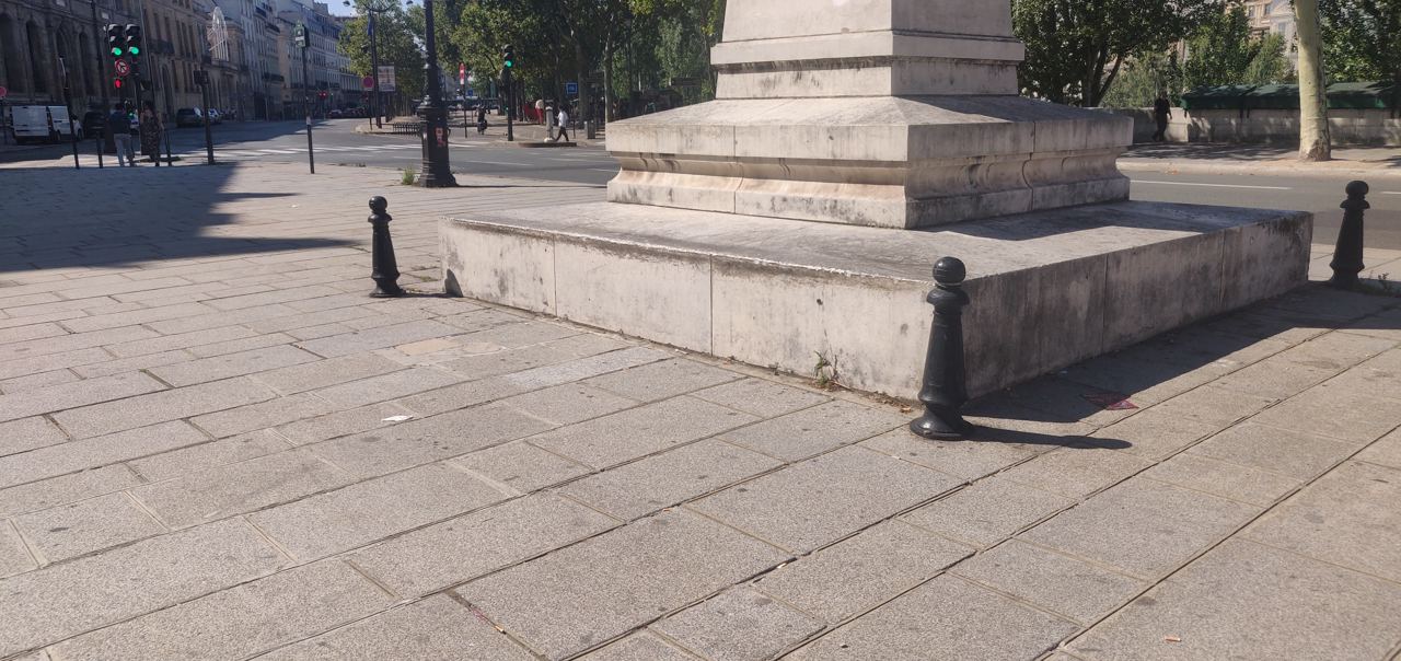 Curb Place Mahmoud Darwich — photo 1