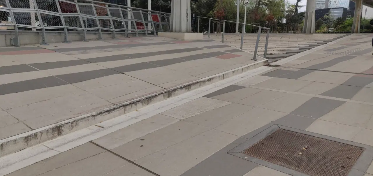 Curb and manual pad - La Jetée — photo 1