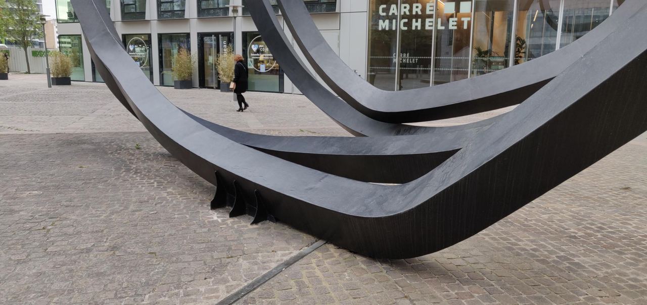 Metal art curb La Défense — photo 1