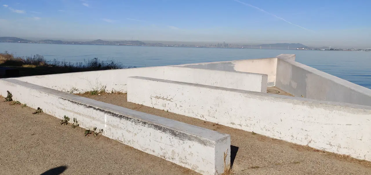 Boat ledges in front the sea - Alameda — photo 1