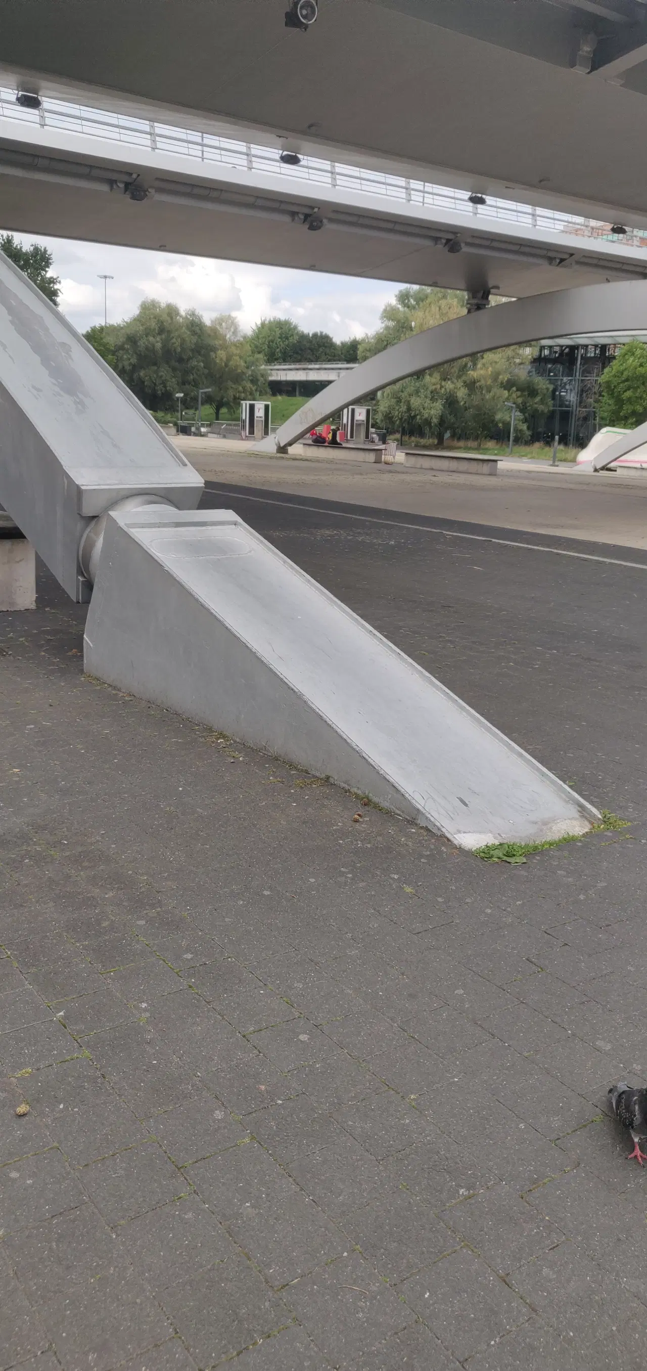 Curb between Lille Flandres and Europe stations — photo 1