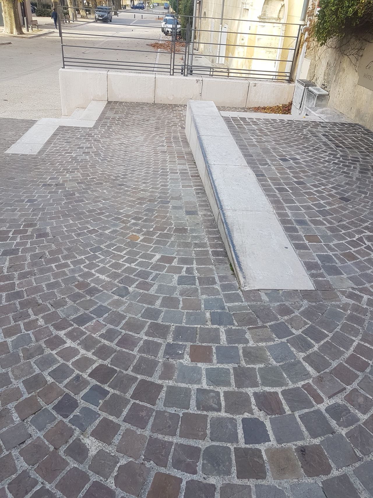 curbs in Grignan — photo 1
