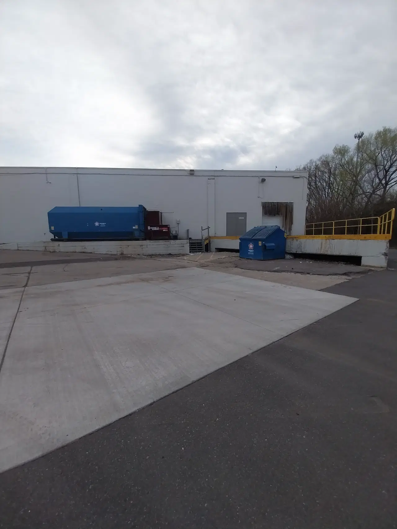 Loading dock — photo 1