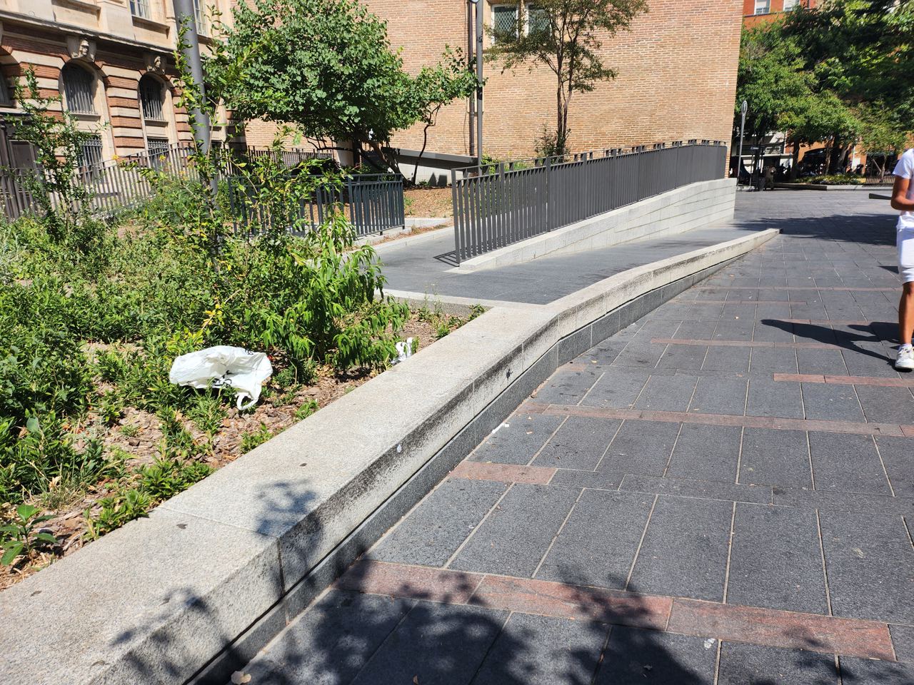 Low curbs everywhere — photo 1