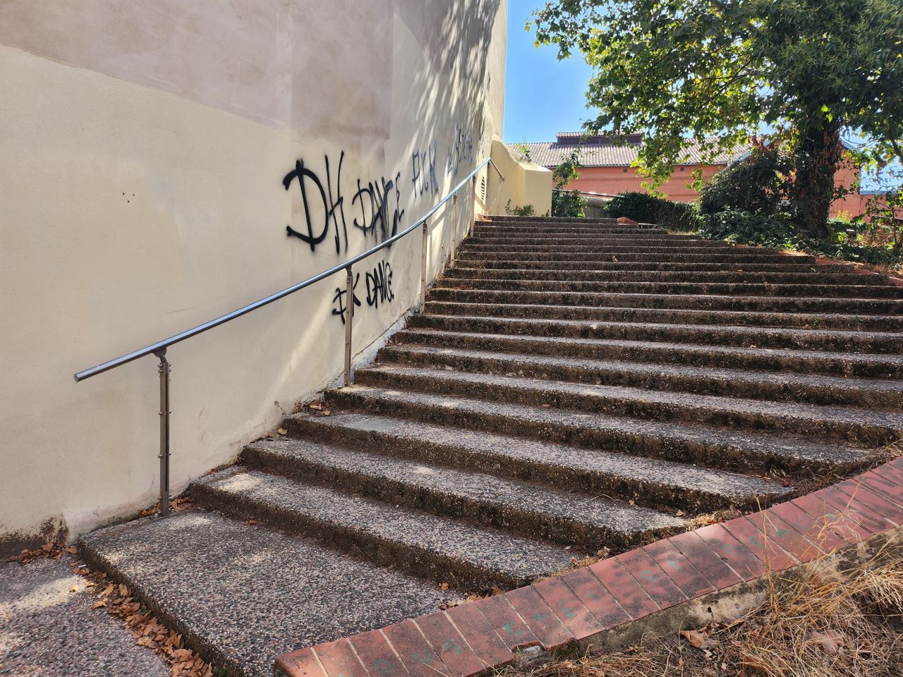Curved handrail — photo 1
