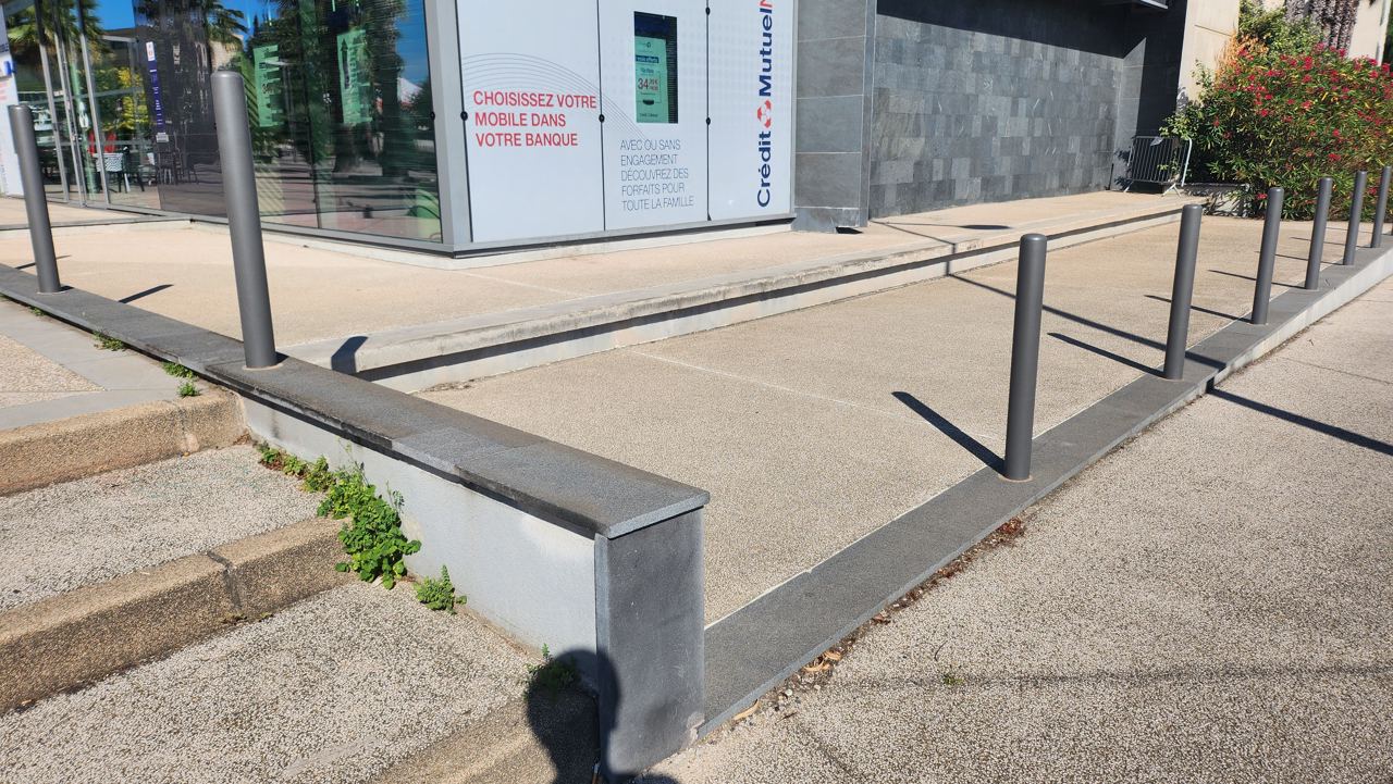 Curbs Castelnau — photo 1