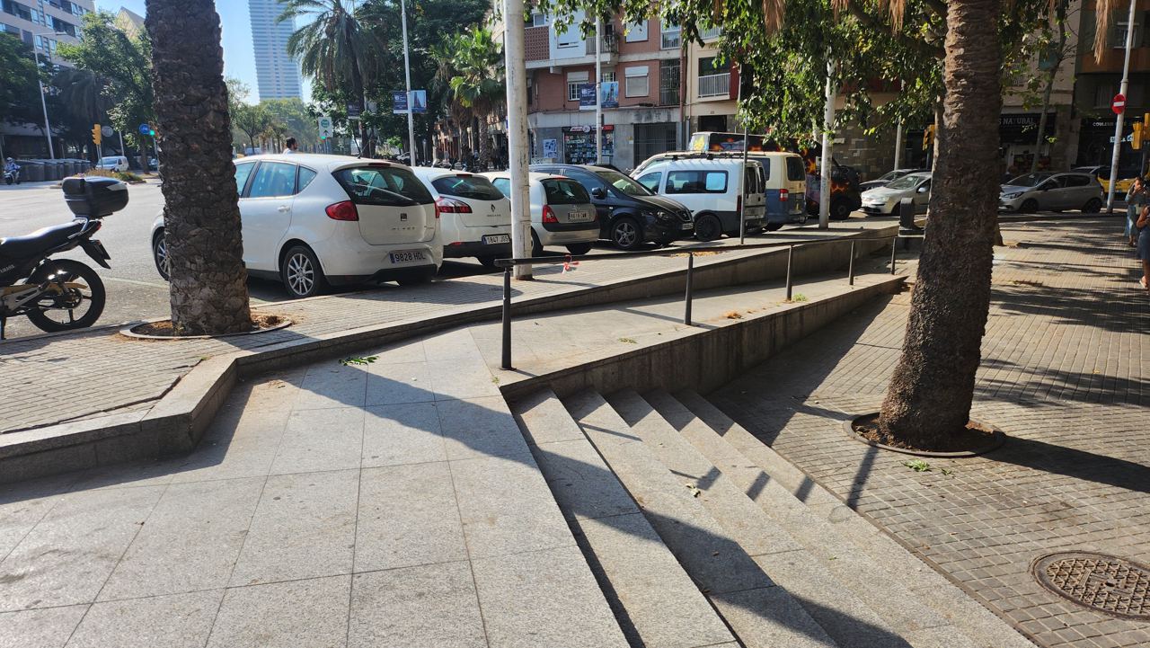 Rail curb carrer de la Marina — photo 1