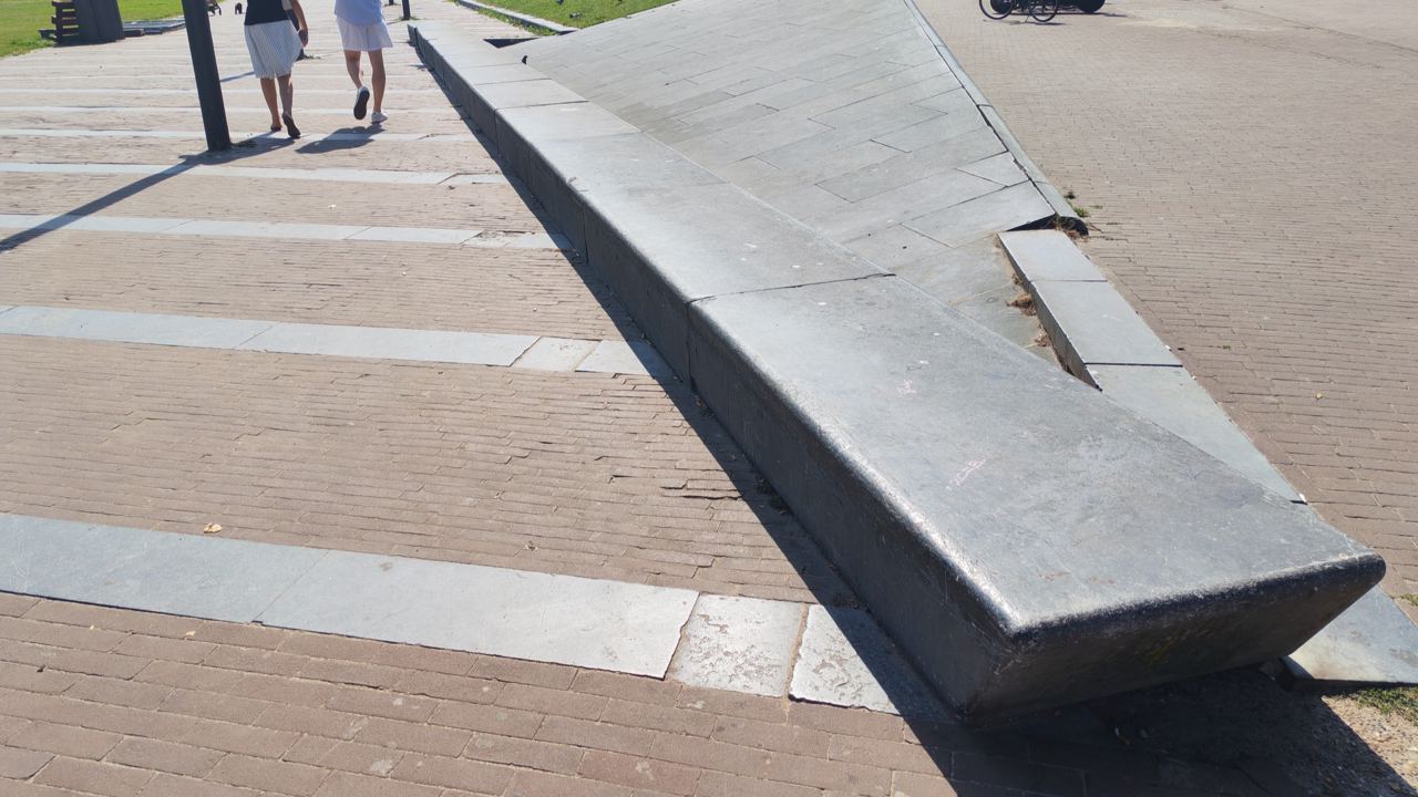 Curb et wall — photo 1
