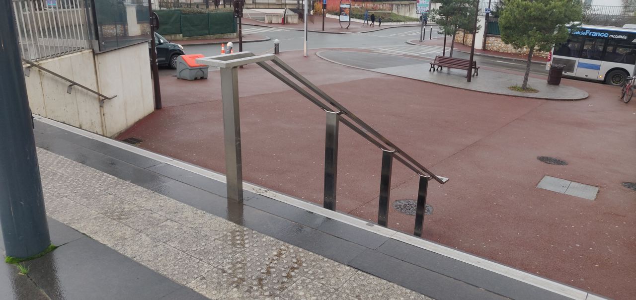Hard rail Viroflay train station — photo 1
