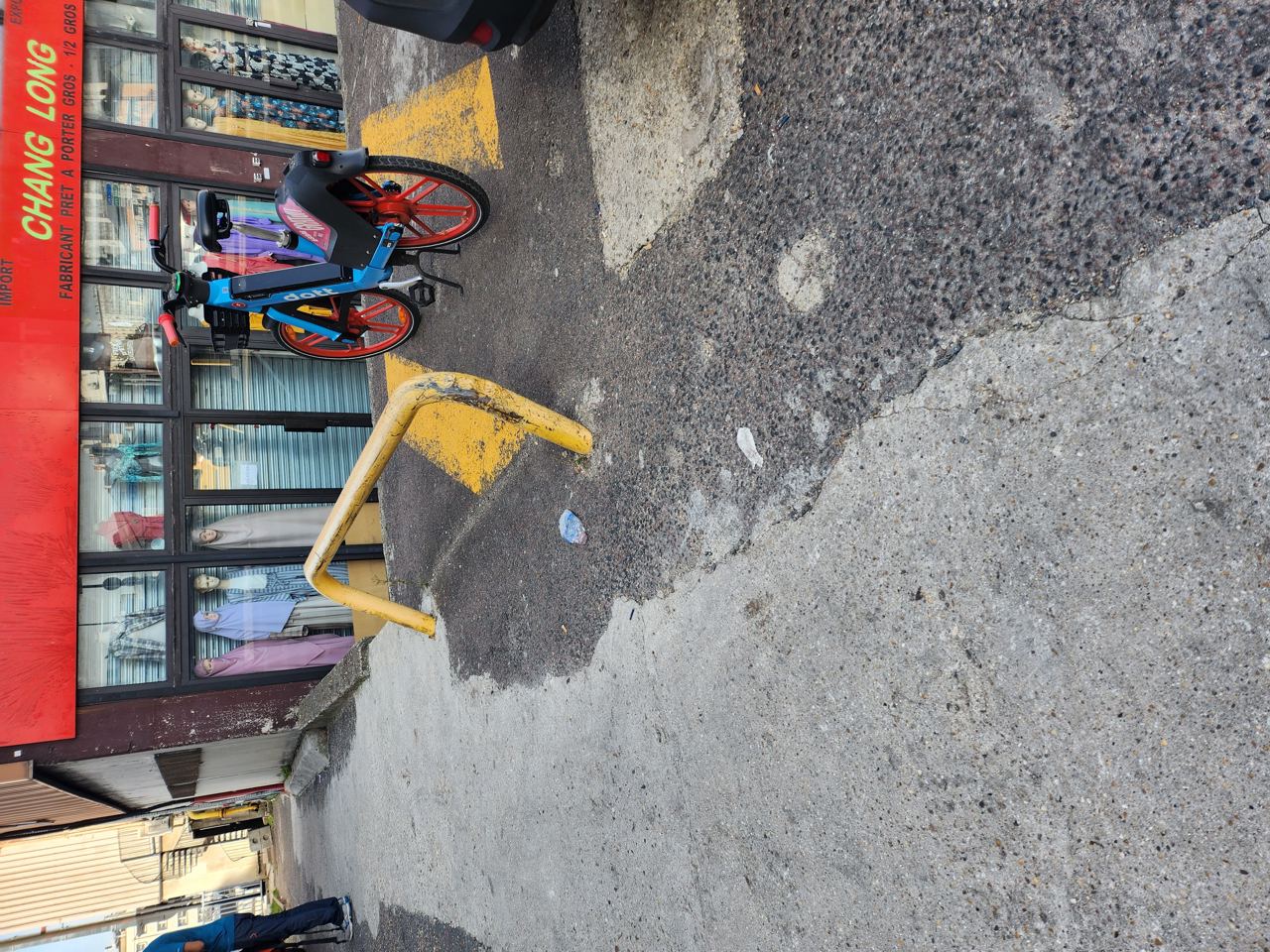 Yellow rail parking Climb Up Aubervilliers — photo 1