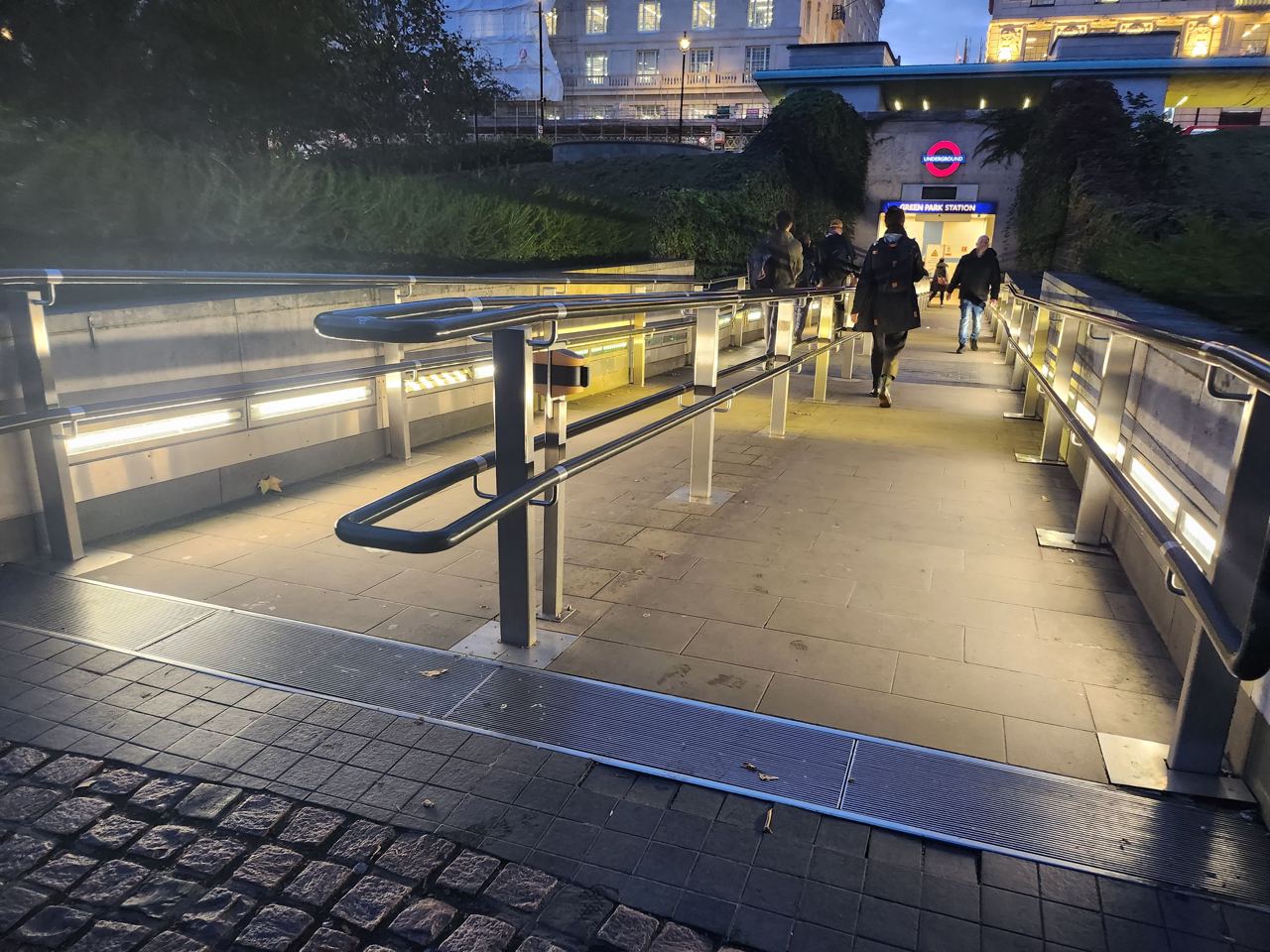 Long handrail Green Park London — photo 1