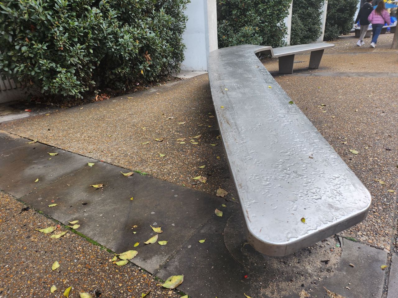 Perfect metal curbs London Bridge — photo 1