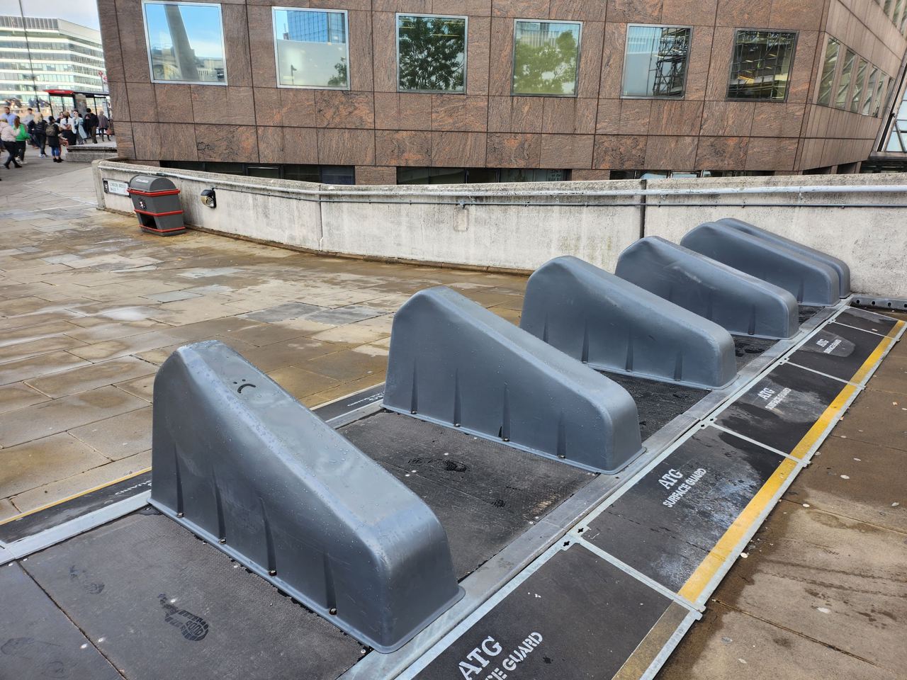 Plastic curb London Bridge — photo 1