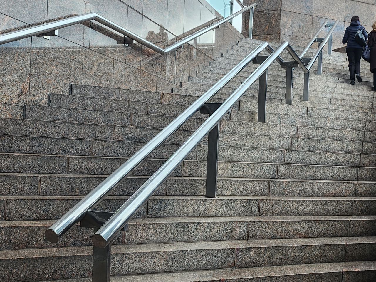 Handrails and kink handrail London Bridge — photo 1