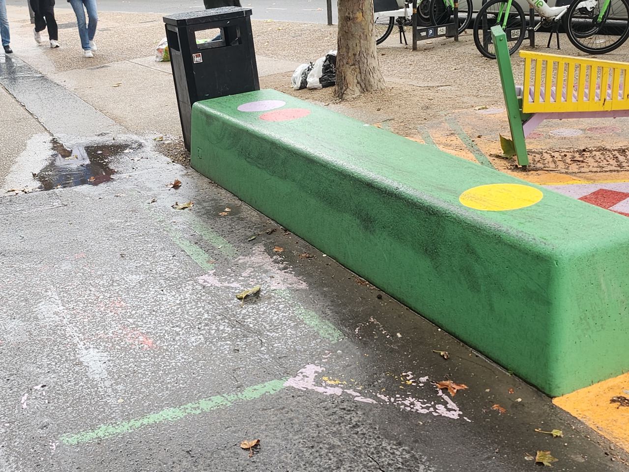 Color curbs southwark London — photo 1