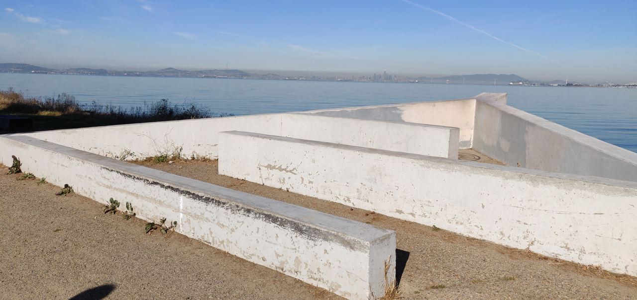Boat ledges in front the sea - Alameda — photo 1