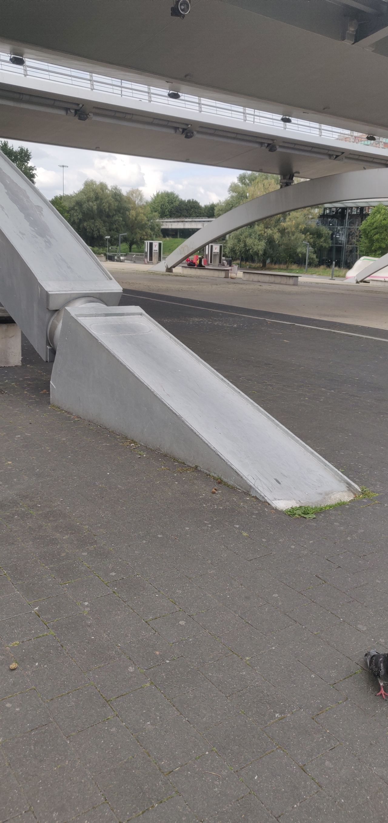 Curb between Lille Flandres and Europe stations — photo 1