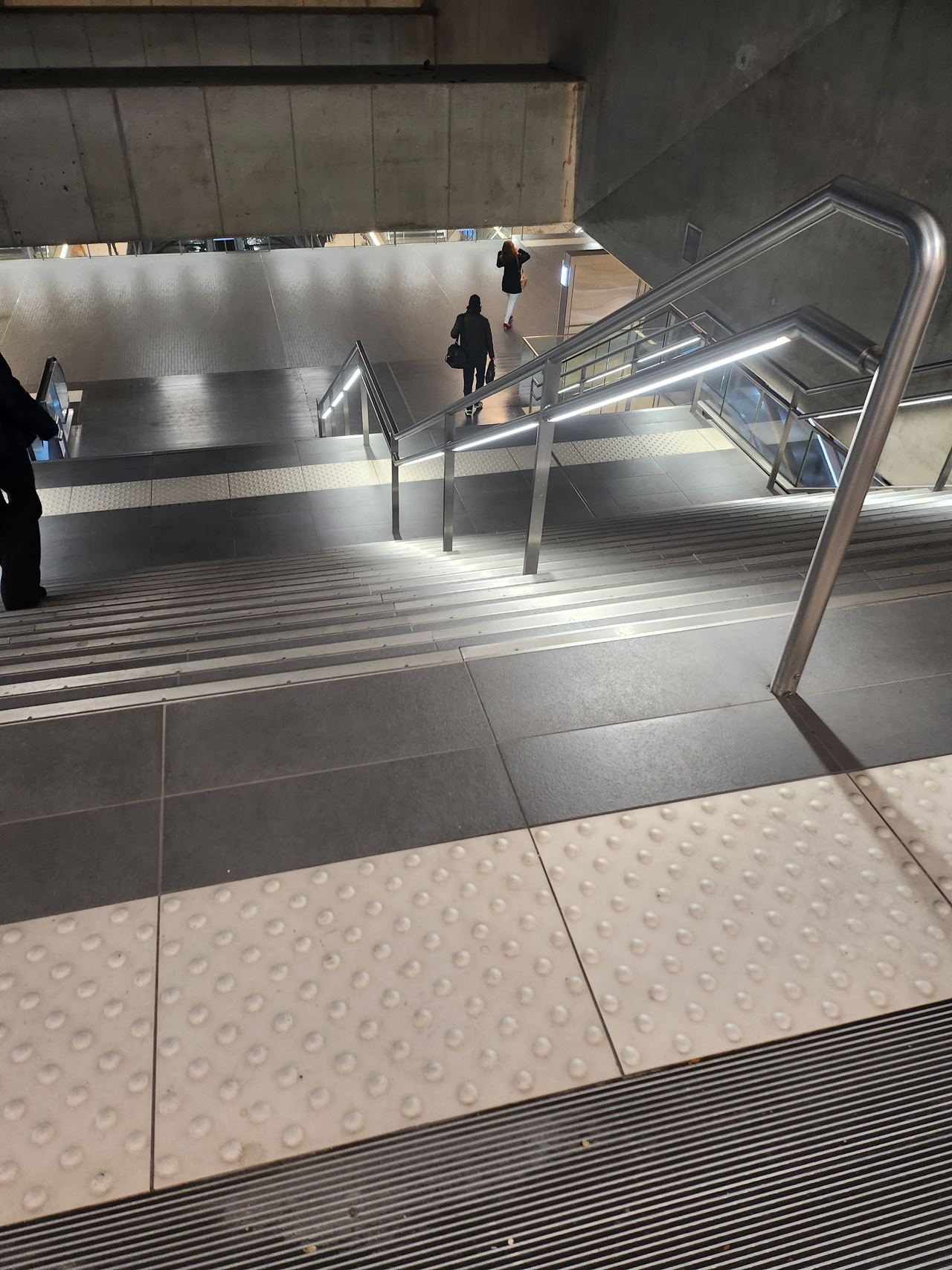 Handrail underground — photo 1