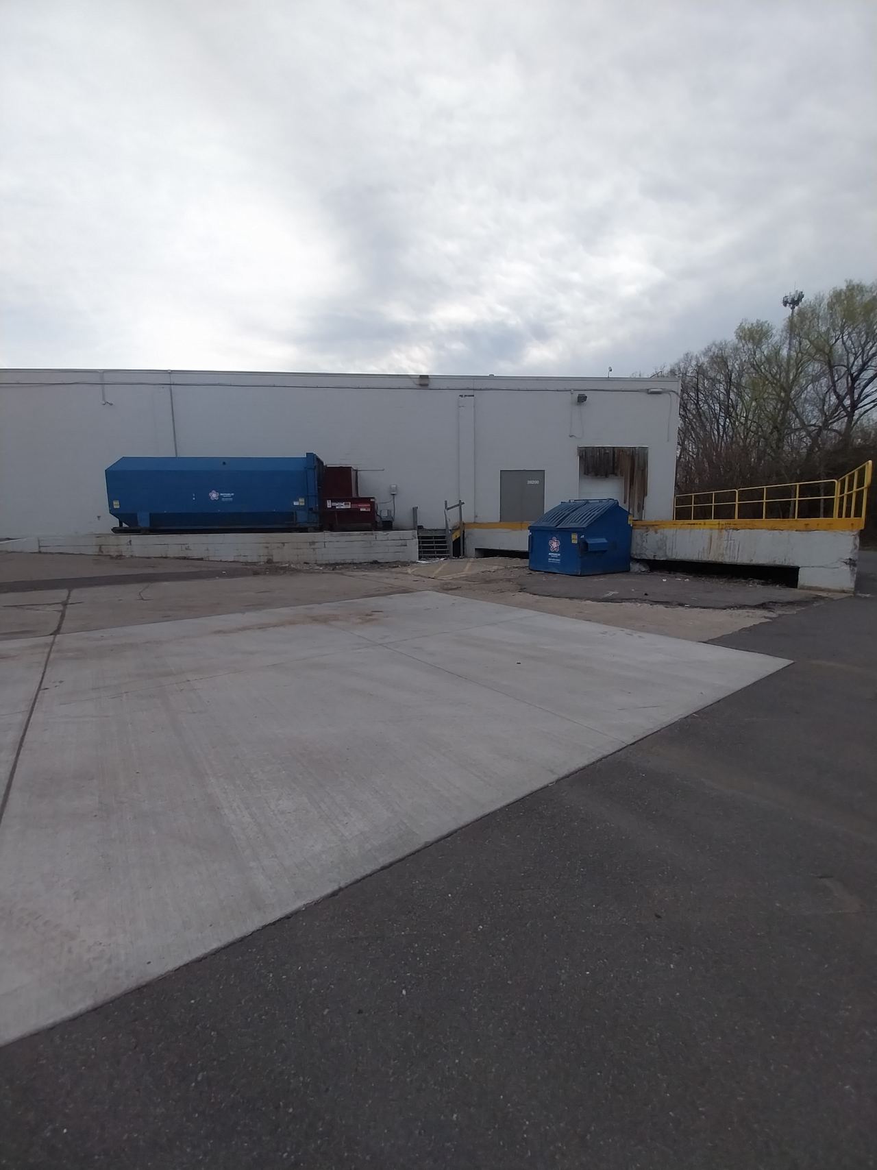 Loading dock — photo 1