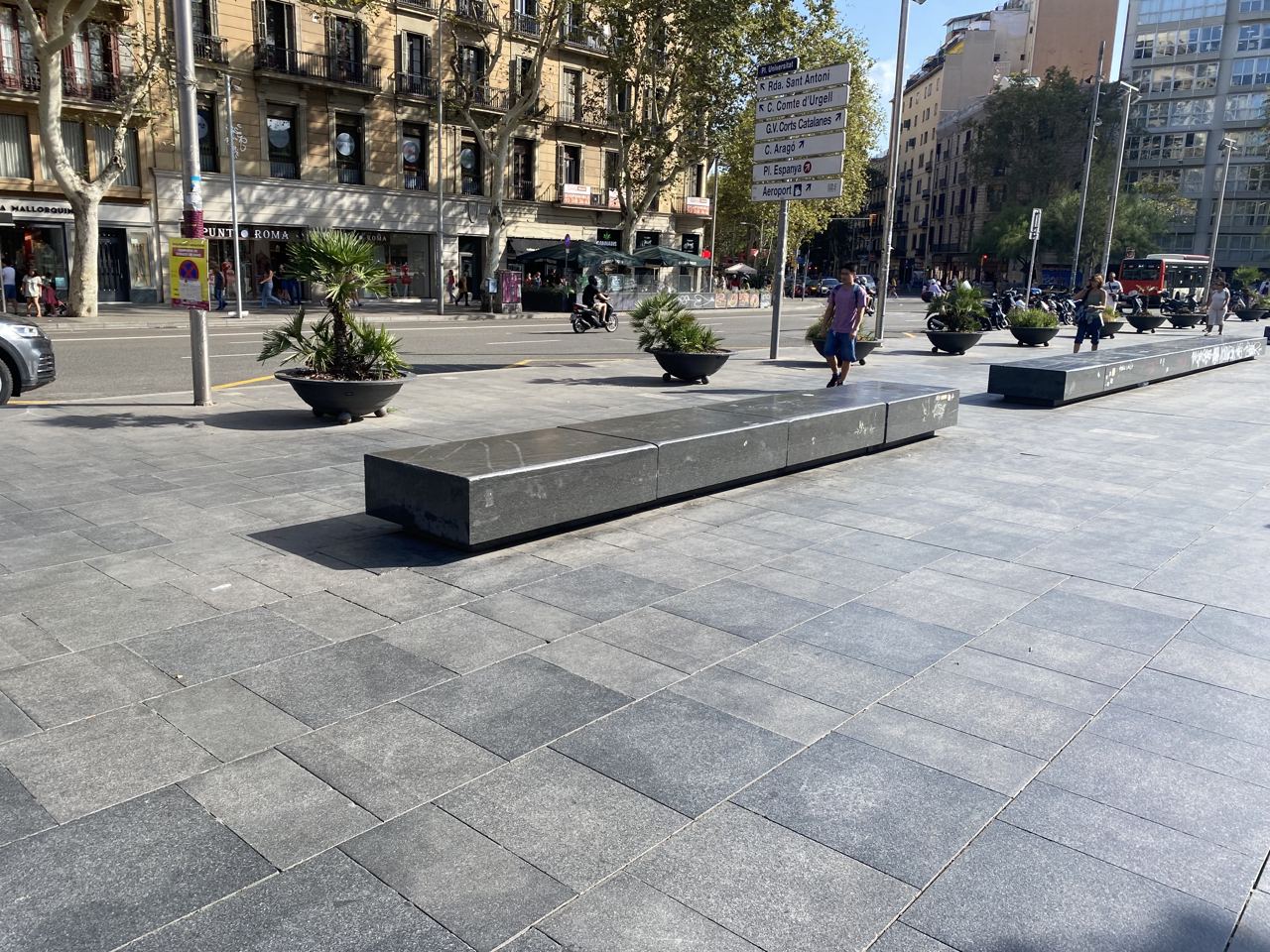Plaça de la Universitat Spot — photo 1