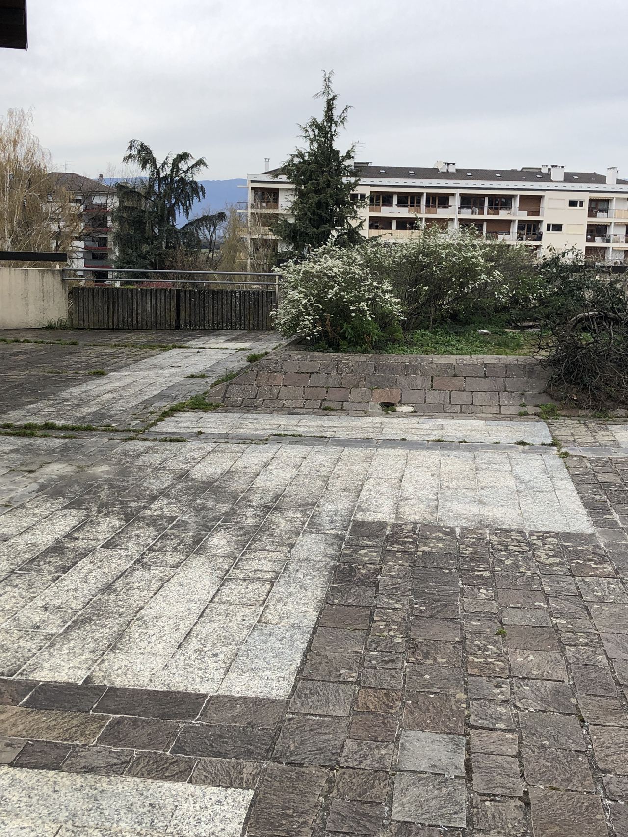 Au dessus de carrefour — photo 1