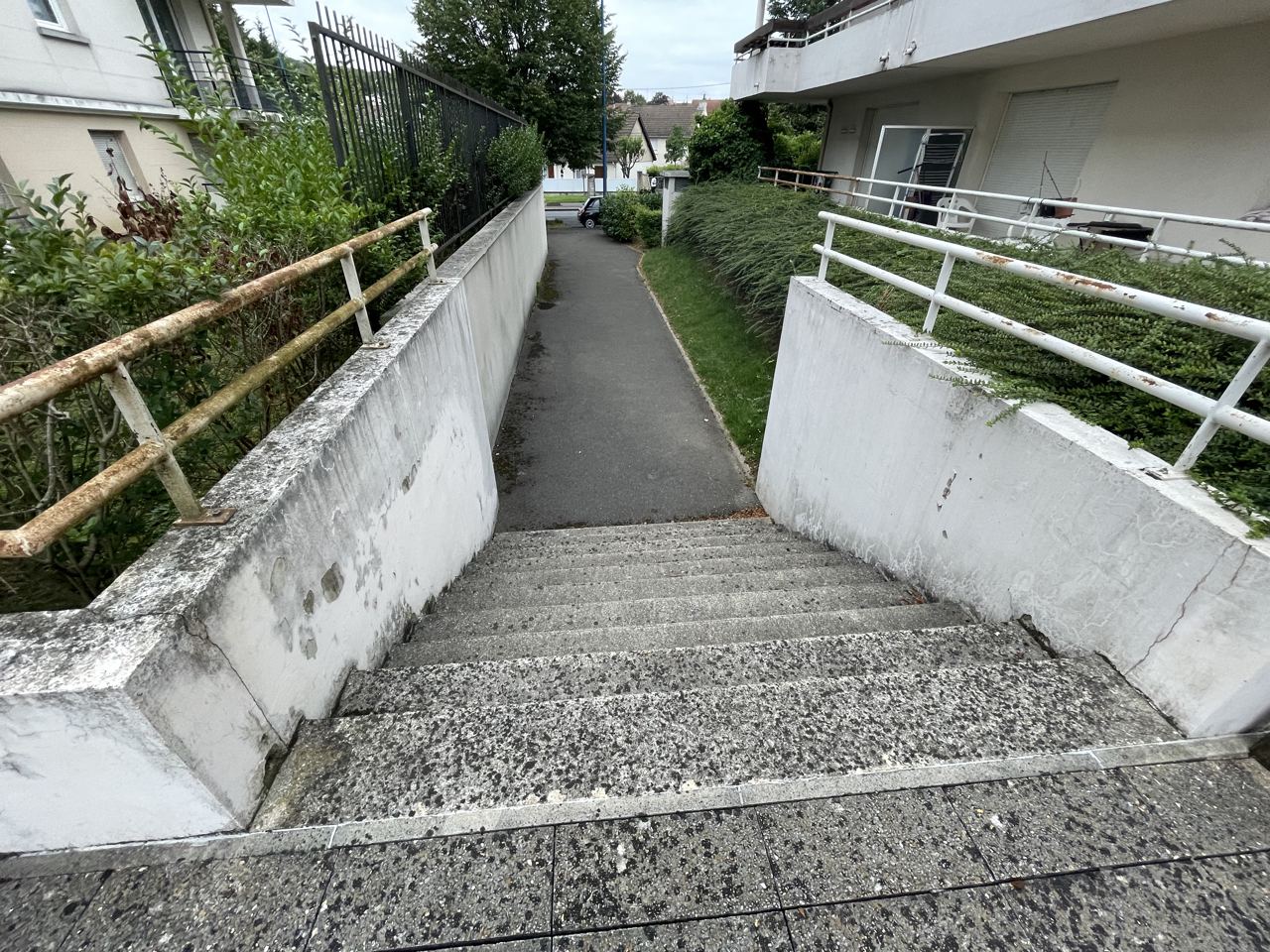Marche de la residence — photo 1