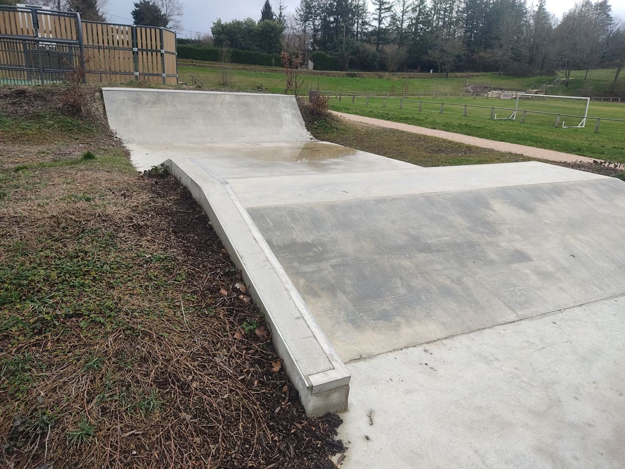 Skatepark/ pump track — photo 1