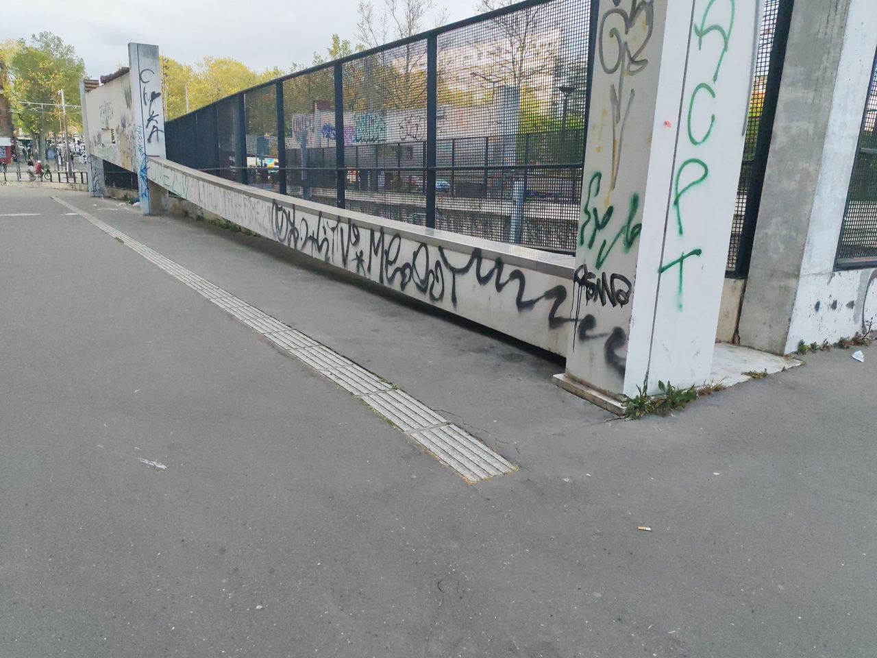 Curb avec une arrête en métal — photo 1